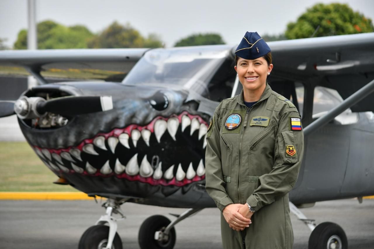 Al formar a futuras generaciones de pilotos, su dedicación y pasión por la aviación refuerzan el valor de la enseñanza y el liderazgo femenino en escenarios de alta exigencia - crédito Cortesía