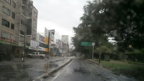 MaÃ±ana de lluvia y con poca gente en las calles de Caracas (@ReporteYa)