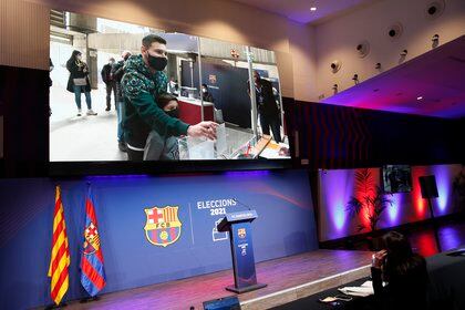 El astro argentino se acercó al Camp Nou para dejar su voto (Reuters)