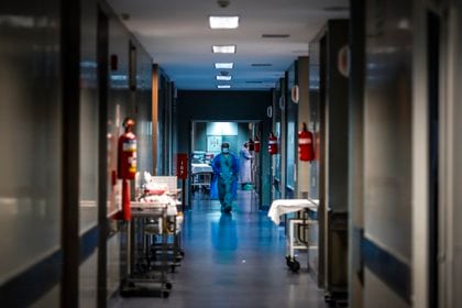 Un enfermero camina por un pasillo de un hospital en Buenos Aires (Foto: EFE)