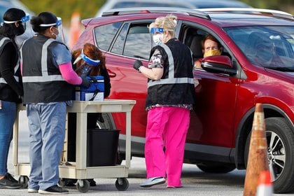 Trabajadores médicos del Departamento de Salud de Florida se preparan para administrar una vacuna COVID-19 a personas mayores en el estacionamiento del centro comercial Gulf View Square en New Port Richey, cerca de Tampa, Florida, Estados Unidos. 31 de diciembre de 2020.  REUTERS/Octavio Jones