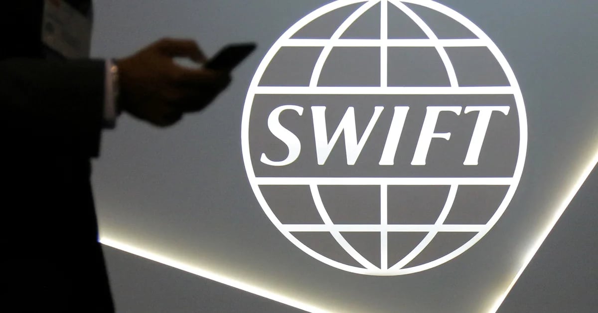 Was ist SWIFT und wie funktioniert es, ein technologisches System, das Russland wirtschaftlich isoliert lassen würde