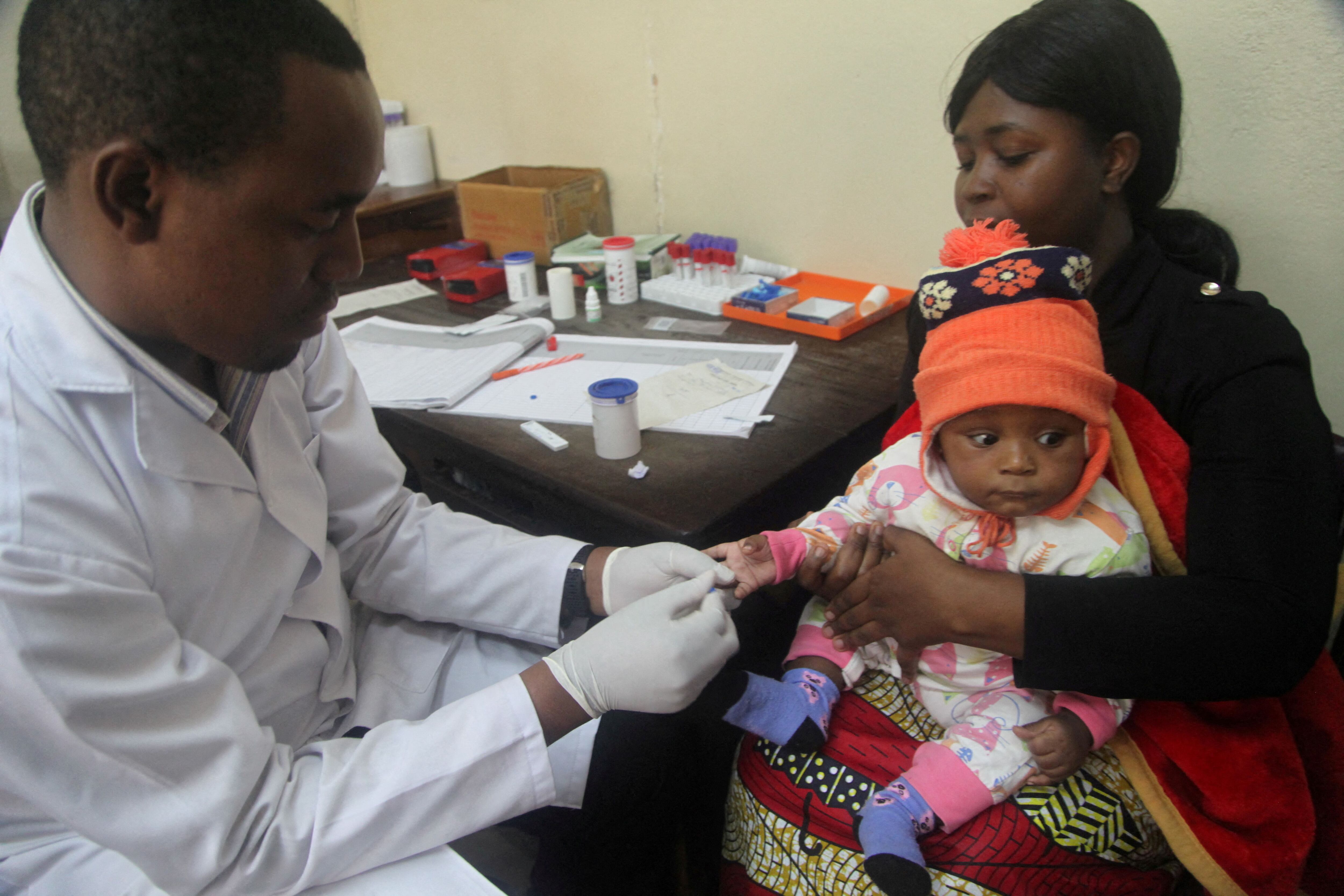 En le hospital de Arusha, Tanzania, se vacuna contra la Malaria (REUTERS/Katy Migiro/File Photo)