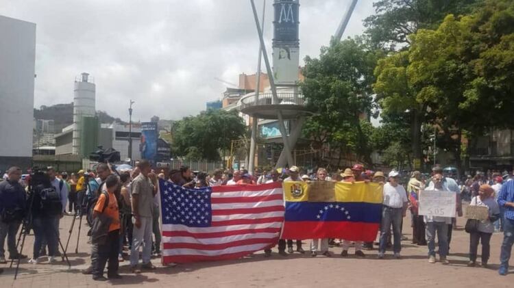 Venezolanos en la plaza Alfredo Sadel (@VPITV)
