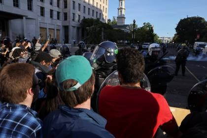 Las fuerzas de seguridad dispersaron a los manifestantes que se encontraban en las inmediaciones de la Casa Blanca, minutos antes del anuncio de Trump (REUTERS/Jonathan Ernst)