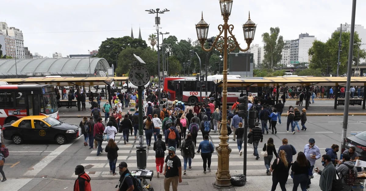 Los colectivos circulan con menos frecuencia en el AMBA y los empresarios evalúan profundizar la protesta