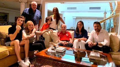 Carlos Menem junto a su familia cuando firmó los derechos para l empresa de medios Claxson Interactive Group junto a la productora de USA Yulgok 