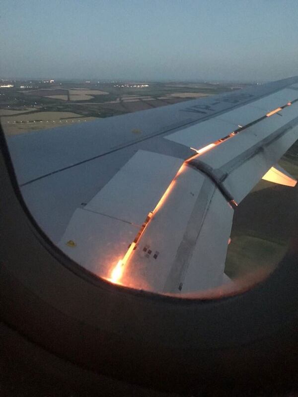 El fuego en una de las alas del avión