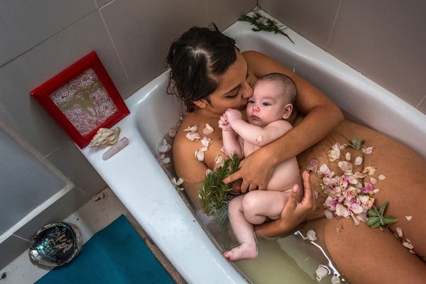Laura Sermeño y su bebé toman un baño de hierbas y un masaje después de terminada la cuarentena después del parto, parte de un ritual en Los Angeles, California. Karla Gachet, 2018