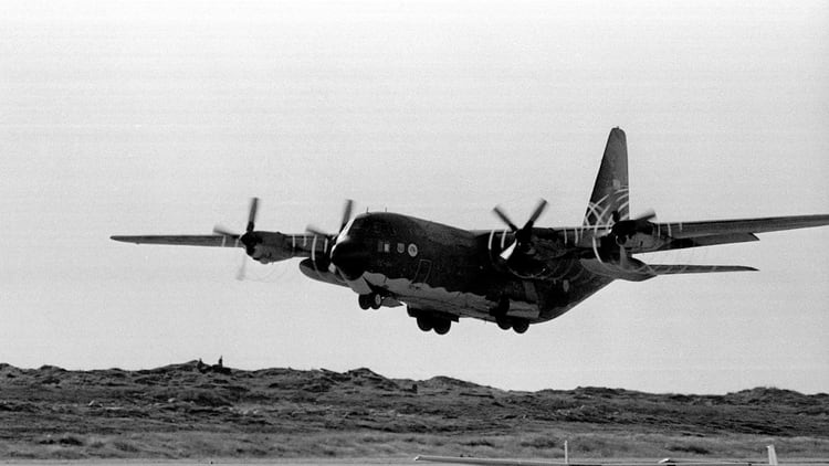 Así llegaban los Hércules C-130, volando al ras del piso y “besando” los montes cercanos. Las Chanchas estuvieron casi 428 horas en el aire y transportaron 450.000 toneladas de carga en 60 vuelos. Foto: Gentileza Telam.