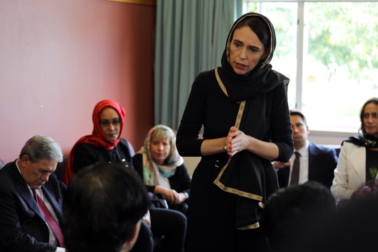 Jacinda Ardern en reunión con representantes del centro de refugiados luego del atentado en Christchurch. (Photo by – / OFFICE OF PRIME MINISTER OF NEW ZEALAND / AFP)