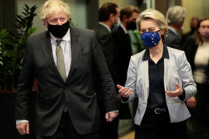 Ursula von der Leyen recibiendo a Boris Johnson en Bruselas, Bélgica. Olivier Hoslet/Pool via REUTERS