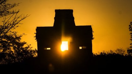     Sitio arqueológico de Dzibilchaltun ubicado a 20 km de Mérida.  En el lugar se puede observar un fenómeno solar donde el dios maya del sol "se asoma" por las puertas del templo en primavera y otoño.  (Foto: Cuartoscuro)