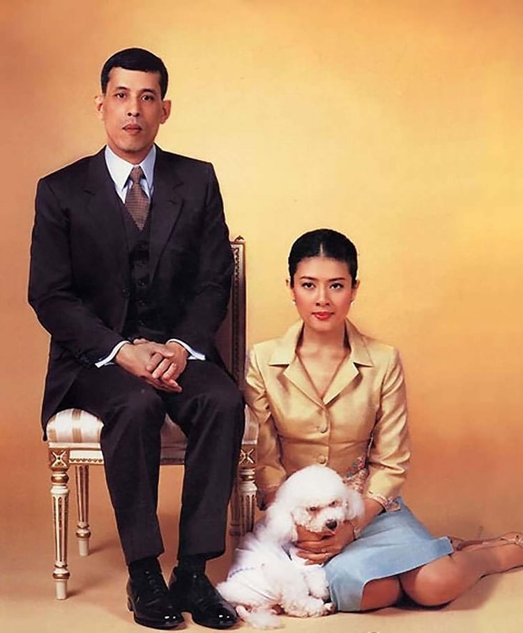 El rey con su segunda esposa, la actriz Yuvadhida Polpraserth