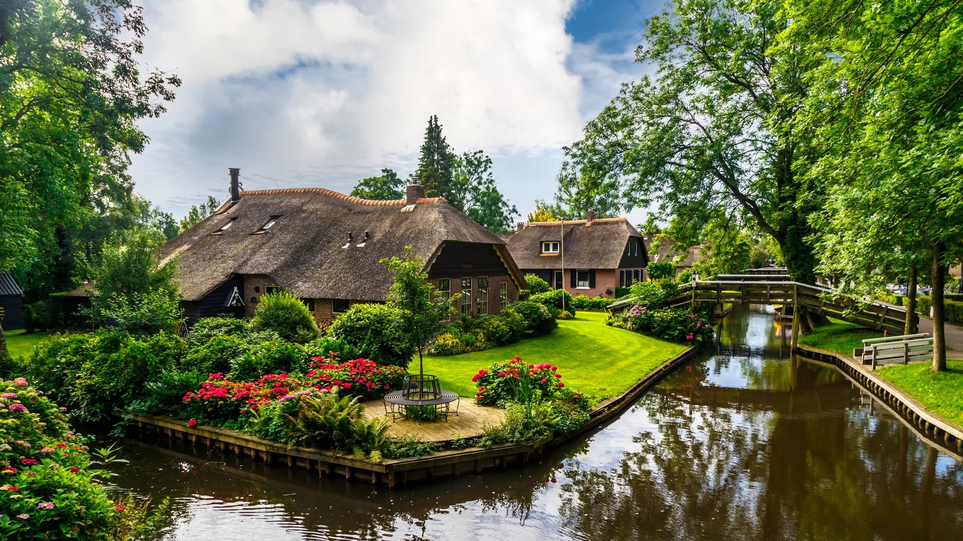 Giethoorn es un encantador pueblo holandés que parece salido de un cuento de hadas (istock)