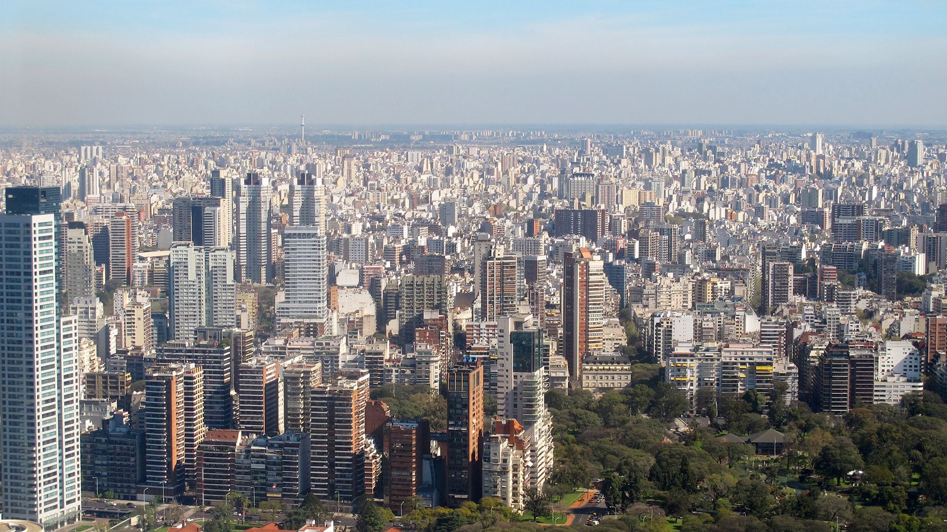 El descenso de los precios de las propiedades en Buenos Aires la ubican igual en un buen lugar del ranking regional