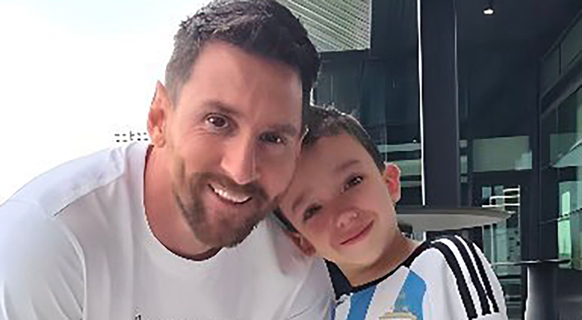 La foto de Lionel Messi junto a su fanático (Fuente)