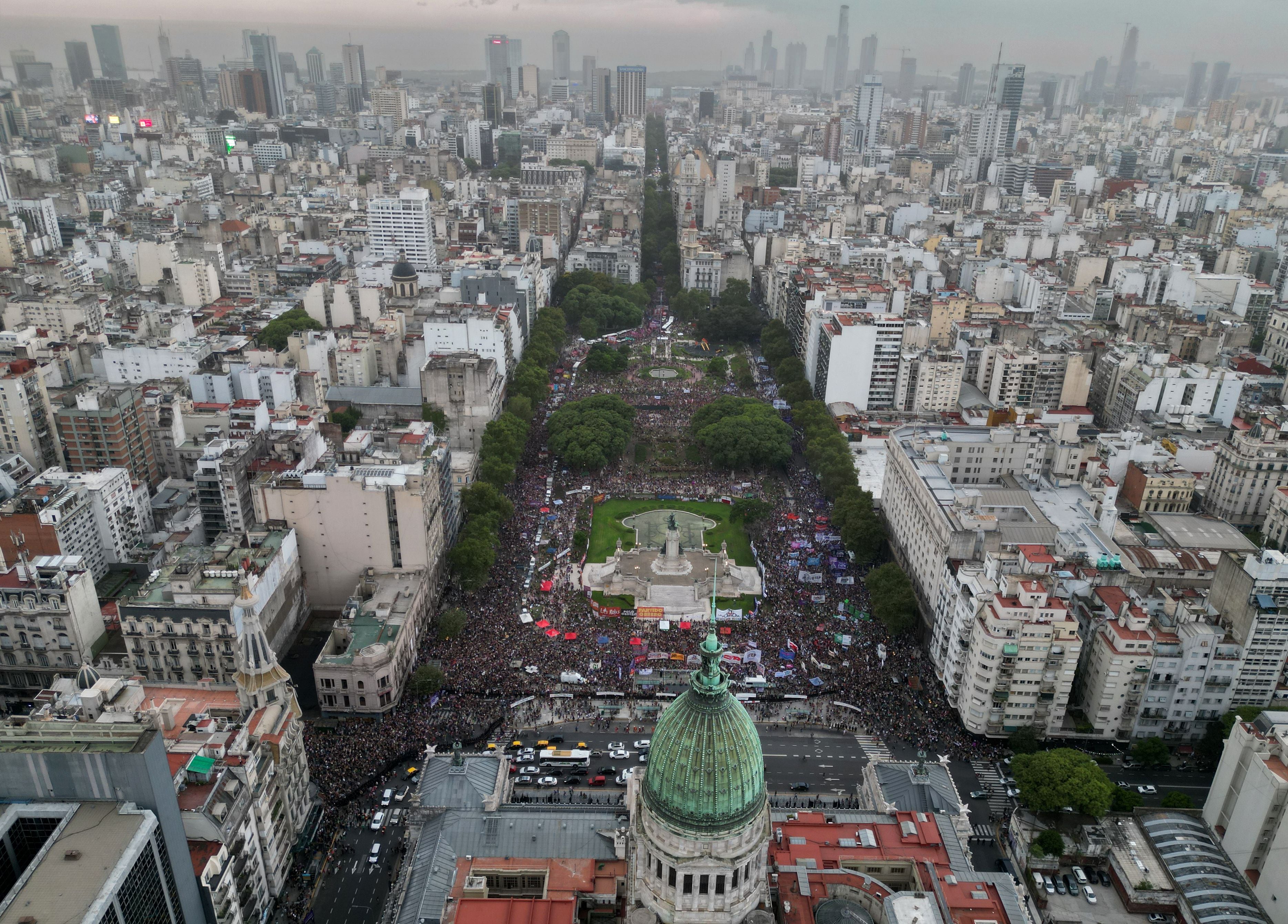 La manifestación en conmemoración del Día Internacional de la Mujer en Buenos Aires (EFE/Juan Ignacio Roncoroni) 