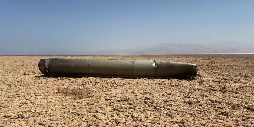 Hallaron nuevos restos de un misil balístico cerca del mar Muerto tras el ataque del régimen de Irán contra Israel