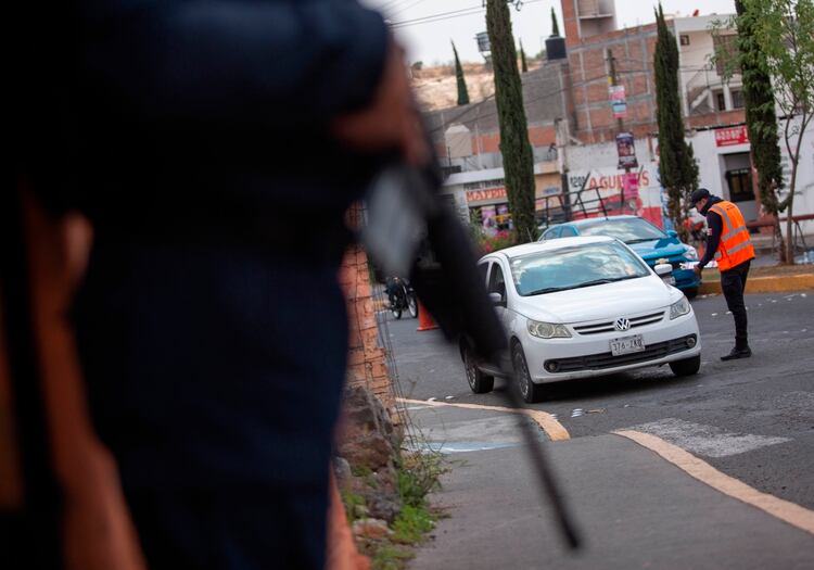 La Secretaría de Seguridad Pública de Michoacán justificó este martes la agresión al informar en un comunicado que los estudiantes robaron el autobús, de la empresa Flecha Amarilla, para participar en una protesta. (Foto: EFE/ Iván Villanueva) 