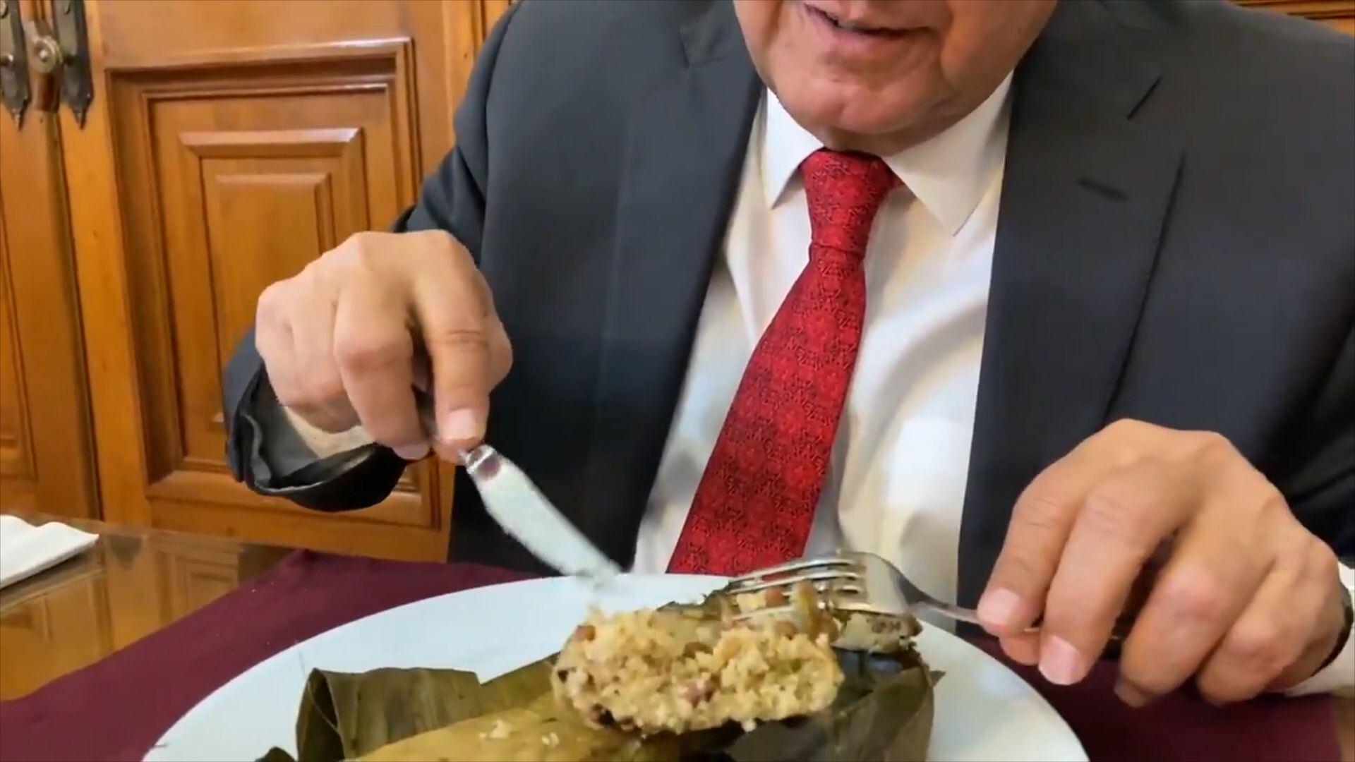 El presidente López Obrador desayunando. (Foto: Captura de pantalla | X @lopezobrador)