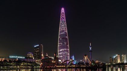 La Lotte World Tower en Seúl, Corea del Sur, con su cúpula en tonos rosas