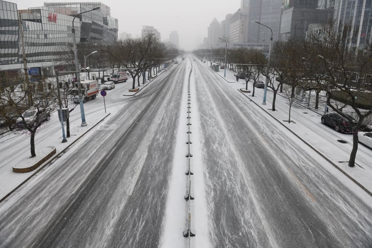 Las bajas temperaturas tampoco ayudan a que la gente circule por las calles (AFP)