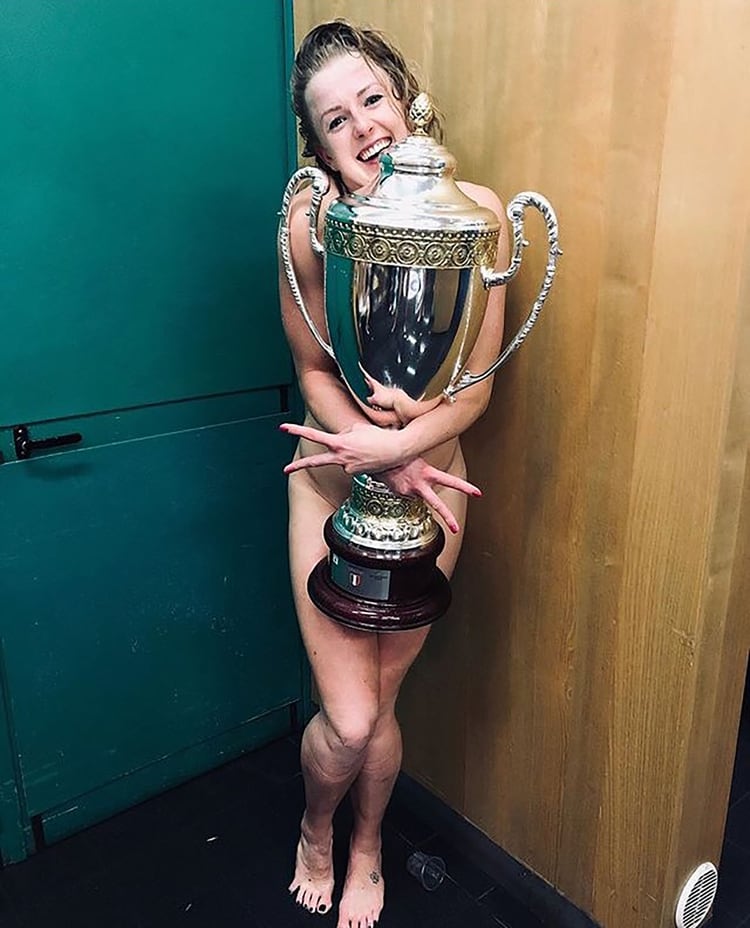 La polaca Joanna WoÅosz poso desnuda tapÃ¡ndose con la copa y lo publicÃ³ en su Instagram (@asiawolosz14)