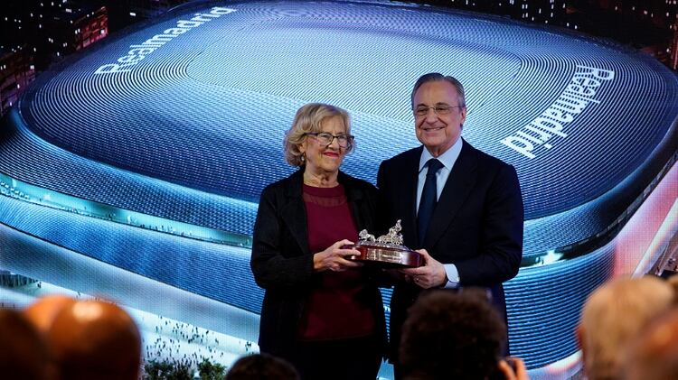 Florentino Perez junto a Manuela Carmena, alcaldesa de Madrid, en la presentación del nuevo Santiago Bernabéu (REUTERS)