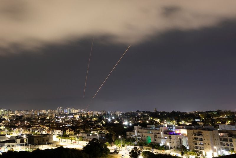 Un sistema antimisiles opera después de que Irán lanzó drones y misiles hacia Israel, visto desde Ashkelon, Israel. 14 de abril de 2024. REUTERS/Amir Cohen