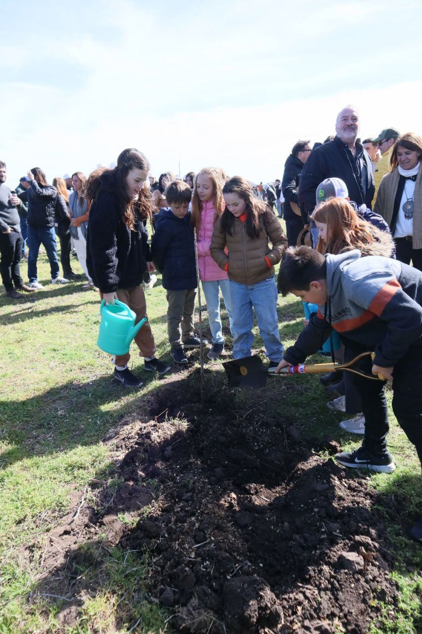 Más de 300 niños acompañaron a Abel Pintos en su acción ecológica de plantar árboles en Mercedes (RS Fotos)