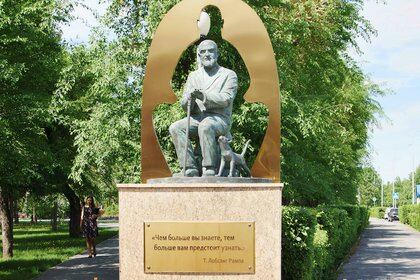 Monumento a T. Lobsang Rampa, con su gata siamesa Fifi Greywhiskers, que según él le dictó uno de sus libros, en Kemerovo, Rusia.
