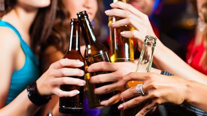 Las mujeres que beben en exceso (tres bebidas alcohólicas por día) tenían un 68% más riesgo de enfermedad coronaria que aquellas que toman con moderación, mostró la investigación 