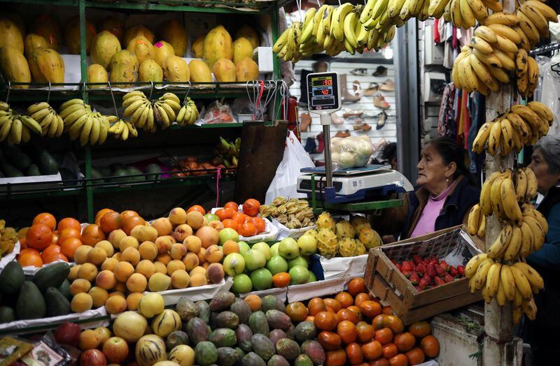 FOTO DE ARCHIVO: Una mujer vende frutas en un puesto del mercado de Surco en Lima, Perú, el 31 de agosto, 2018.  REUTERS/Mariana Bazo