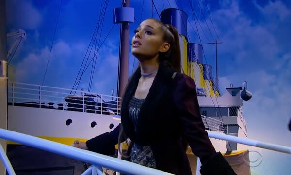 Ariana Grande caracterizada como el personaje de Kate Winslet en Titanic