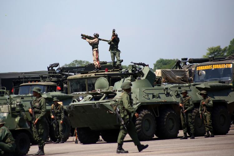 Un soldado apunta un lanzamisil Igla-S (REUTERS/Carlos Eduardo Ramirez)