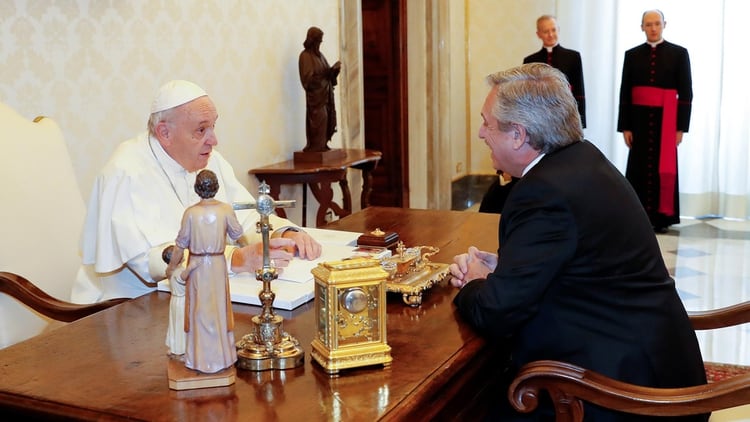 Alberto Fernández y el papa Francisco (Reuters)