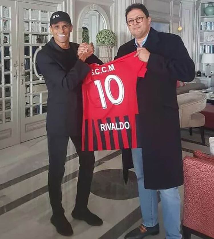 Rivaldo junto al presidente del club