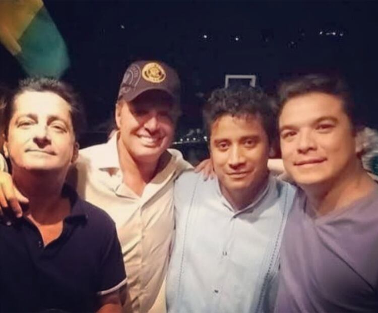 Alejandro Basteri (izquierda) con Luis Miguel, en la foto que eligió para ilustrar su saludo en Instagram