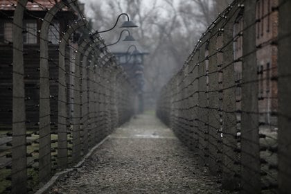 Cerca de alambre de púas en el antiguo campo de concentración y exterminio alemán nazi de Auschwitz, en Oswiecim, Polonia, el 25 de enero de 2021. Fotografía tomada el 25 de enero de 2021. REUTERS / Kacper Pempel