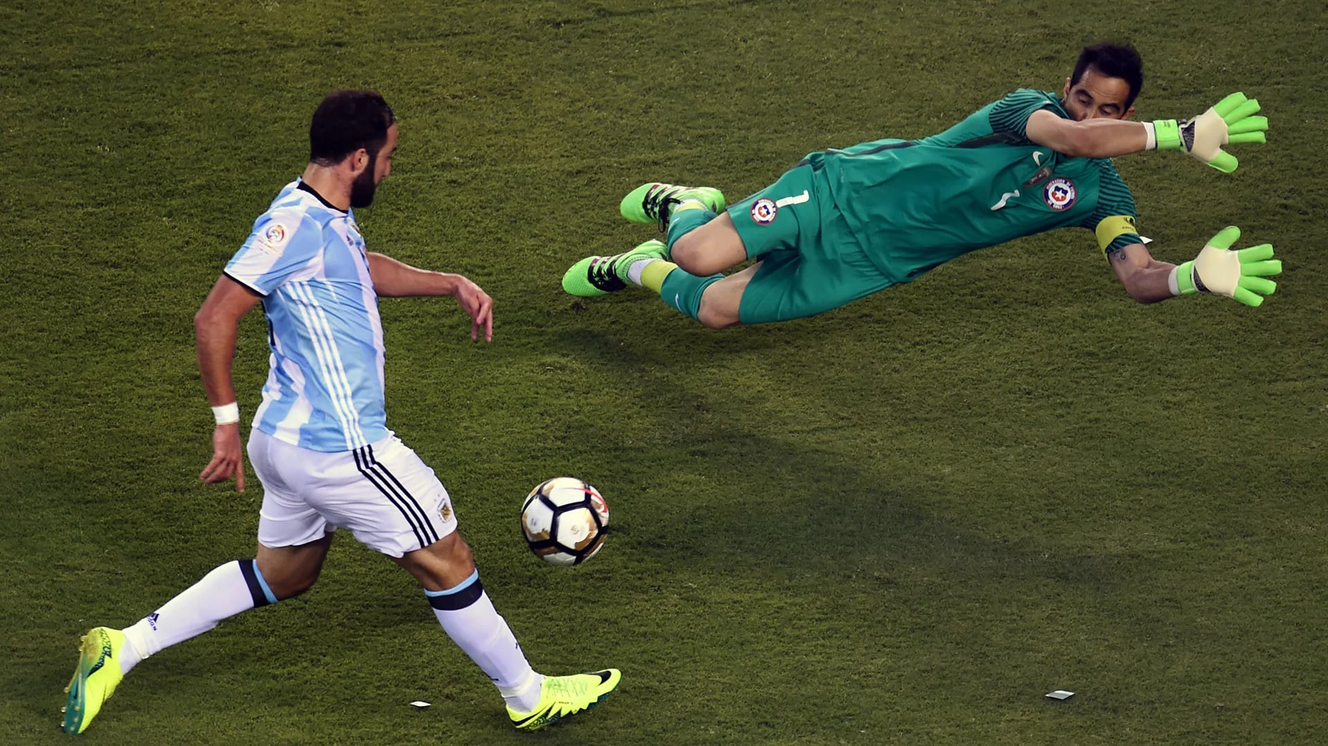 Gonzalo Higuaín falló un mano a mano en el primer tiempo (AFP)