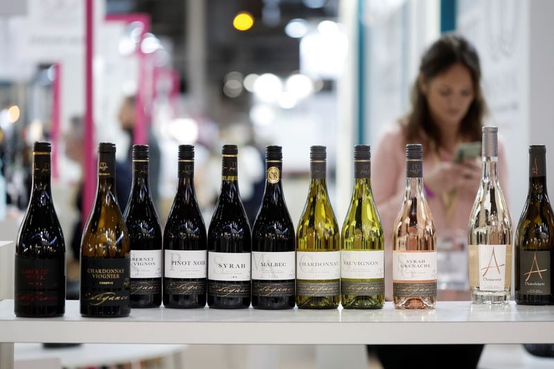 Francia ofrece vinos con una complejidad y profundidad de sabor notables, resultado de siglos de experiencia en vinificación. (REUTERS/Benoit Tessier)