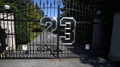 El portón de su mansión con el número 23