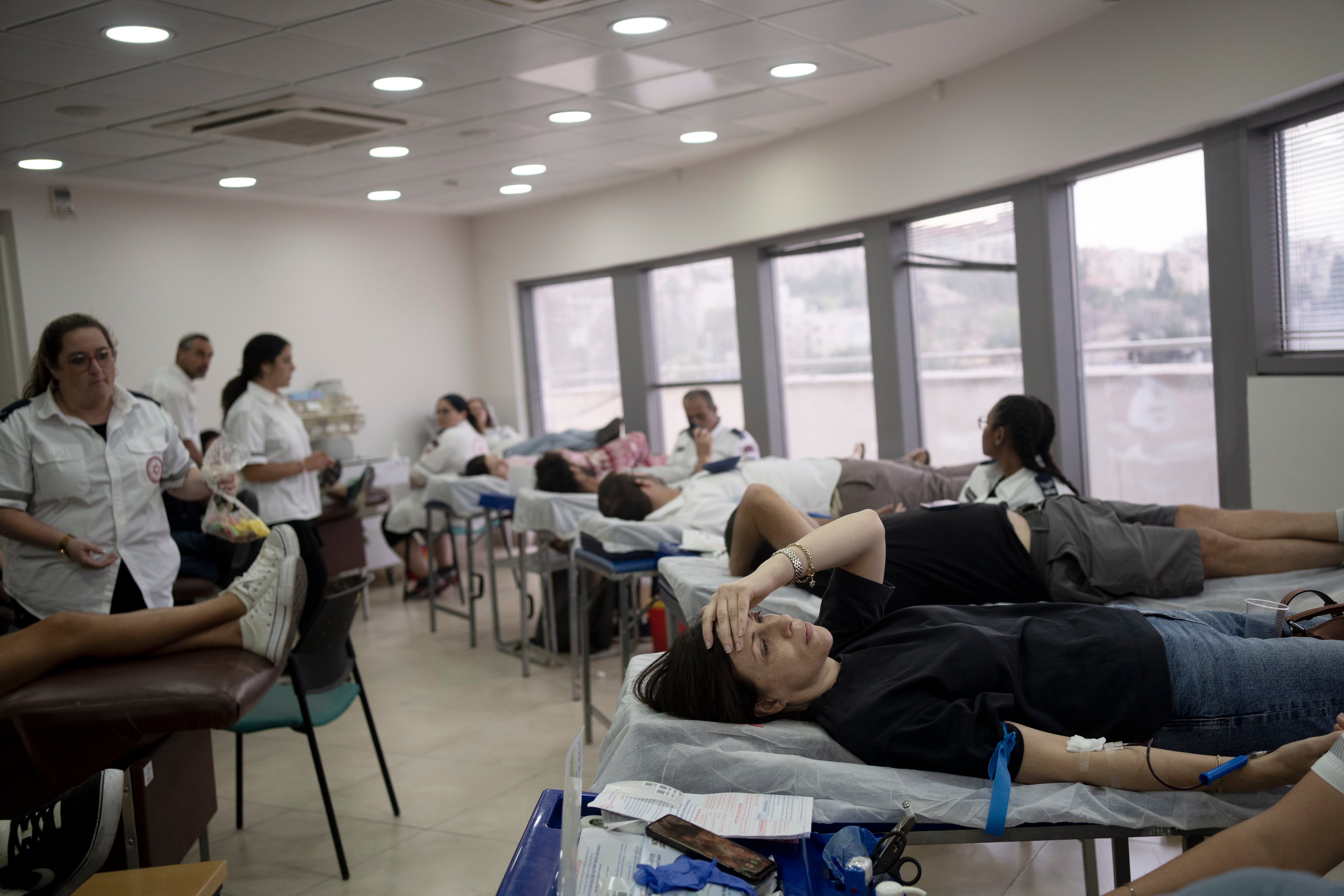 Israelíes donan sangre en el servicio de urgencias Magen David Adom en Jerusalén tras los ataque terroristas palestinos (AP Photo/Maya Alleruzzo)