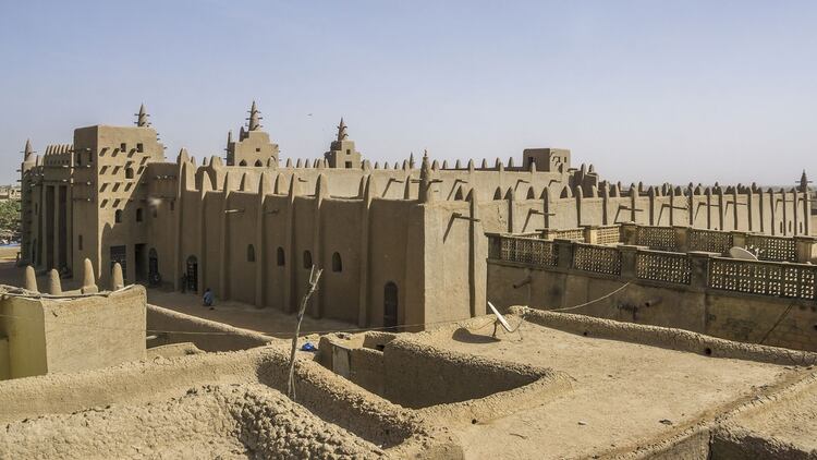 La Gran Mezquita de Djenné es el mayor edificio sagrado hecho de barro del mundo, y también el mayor hecho de este material de una sola pieza (Shutterstock)