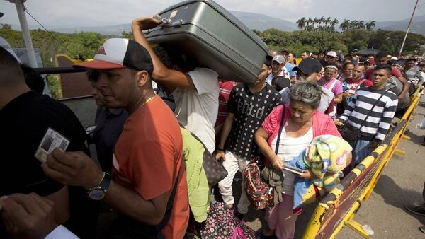 Miles de venezolanos huyen de su paÃ­s (AP)