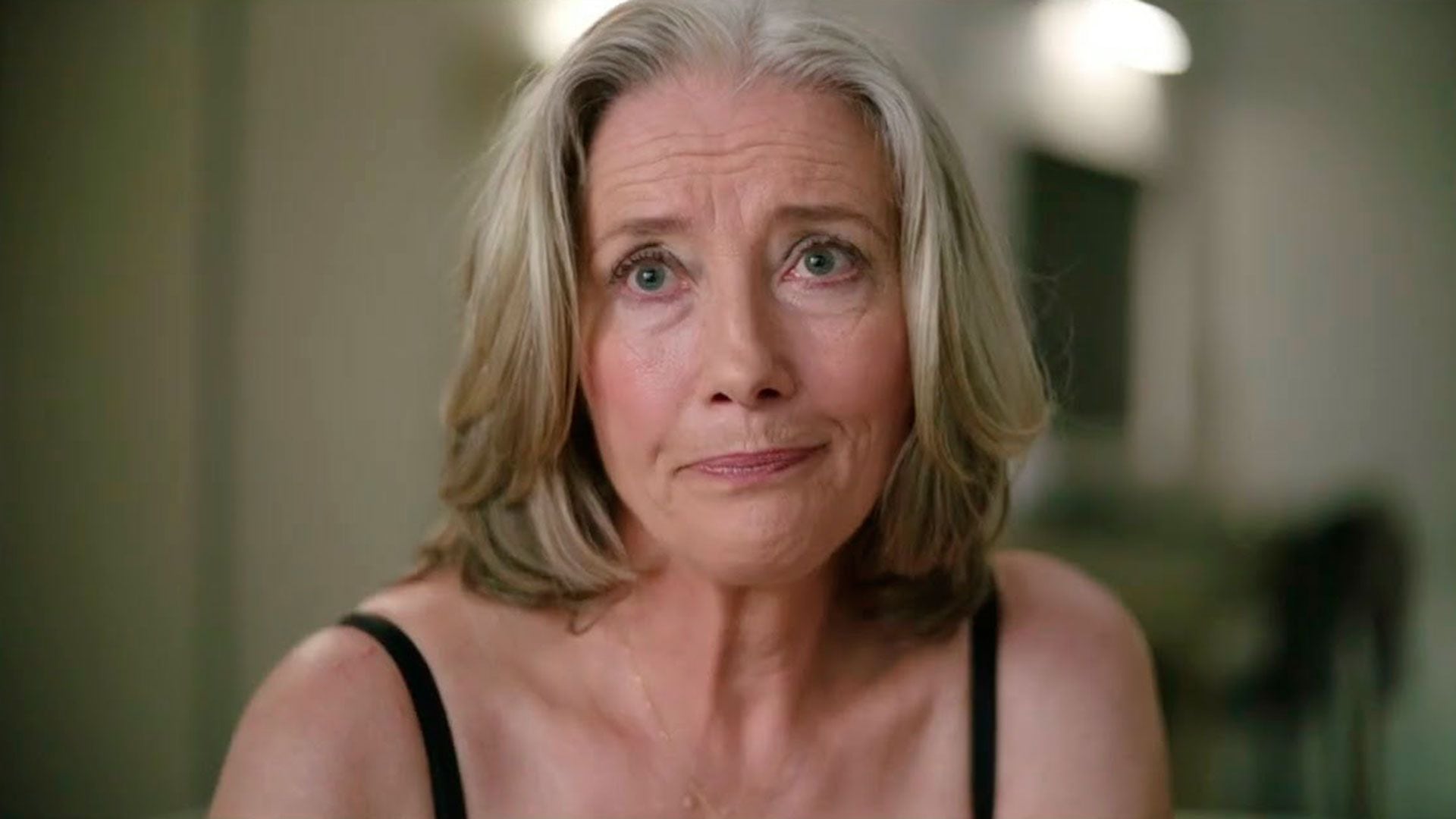 Emma Thompson frente al espejo en un viaje de autodescubrimiento para "Buena suerte, Leo Grande". (Lionsgate)