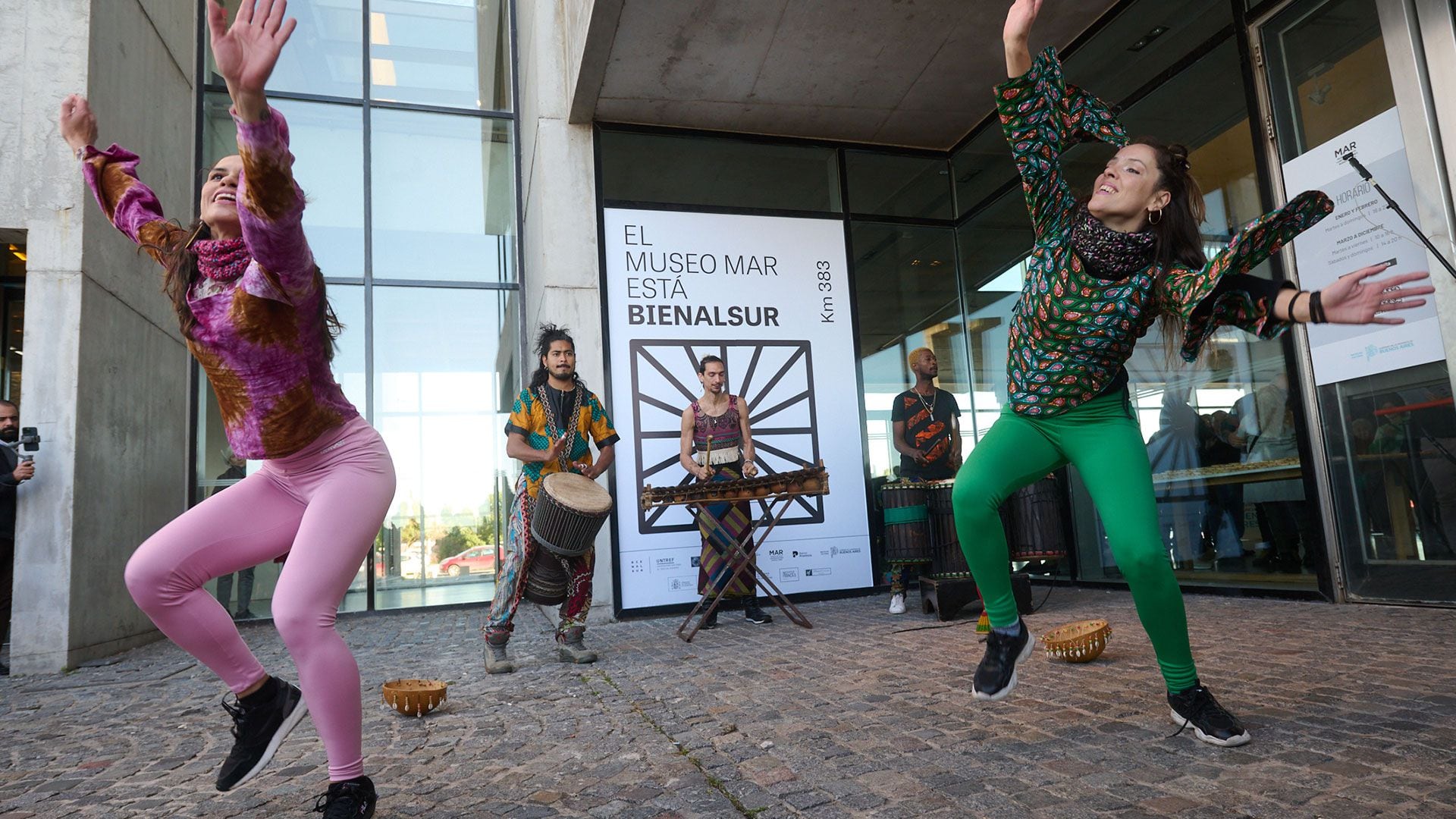 El grupo Lamba le puso música al inicio de Bienalsur 2023 en el Museo Mar de Mar del Plata 