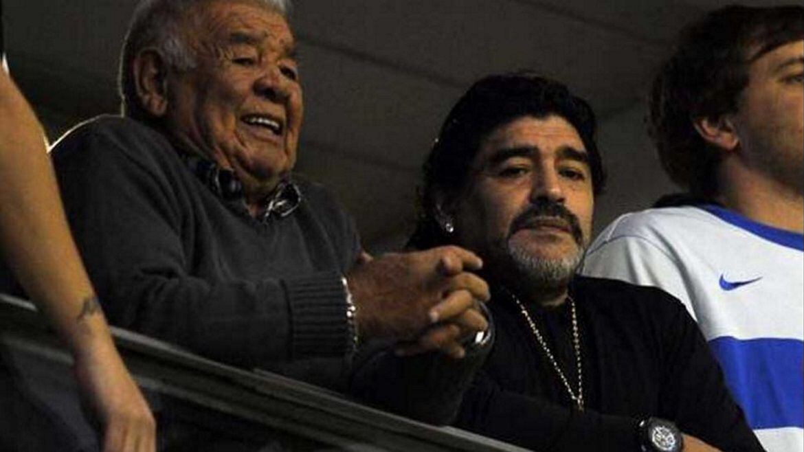 Maradona y su padre, Chitoro, en un tribuna viendo fútbol era algo habitual, pero hace 40 años atrás le regaló una sorpresa a Don Diego: asistir a una pelea histórica en Las Vegas