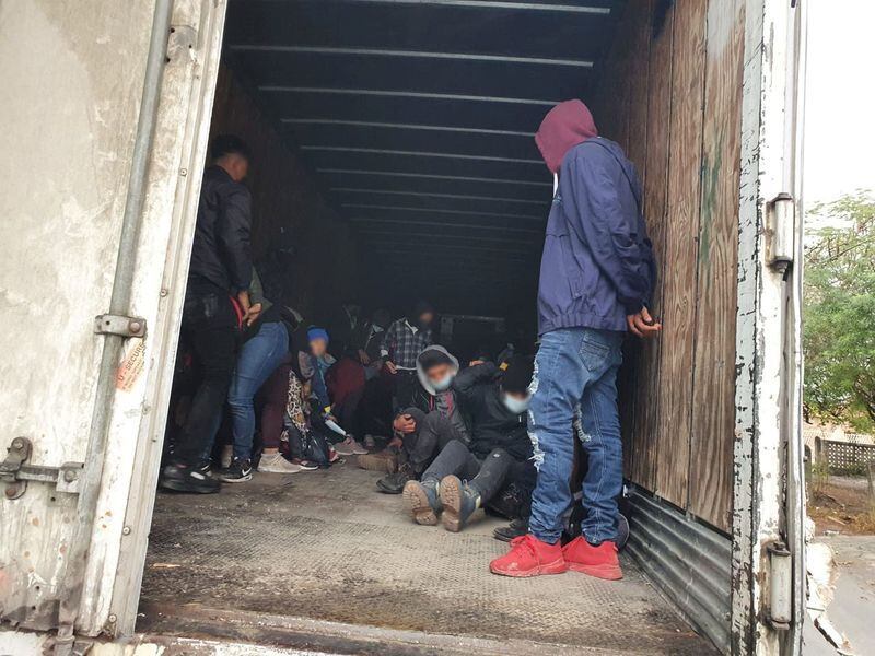 La desesperación en los ojos de quienes buscan refugio, enfrentándose a condiciones mortales con la esperanza de cruzar la frontera. (REUTERS)